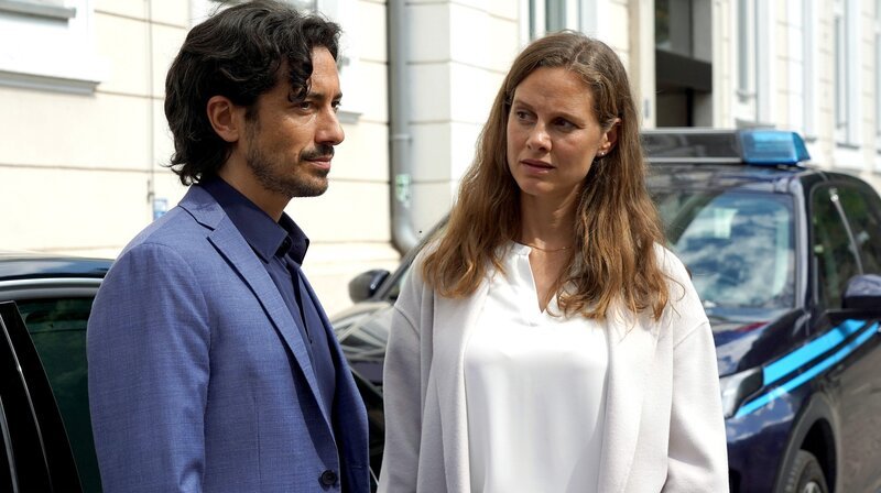 Riccardo (Stefano Bernardin) muss die Politikerin Maria Senoner (Picco von Groote) im Auftrag der Mafia beeinflussen. – Bild: HR/​Degeto/​Hans-Joachim Pfeiffer