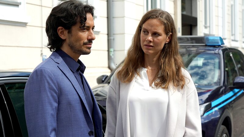 Riccardo (Stefano Bernardin) muss die Politikerin Maria Senoner (Picco von Groote) im Auftrag der Mafia beeinflussen. – Bild: HR/​Degeto/​Hans-Joachim Pfeiffer