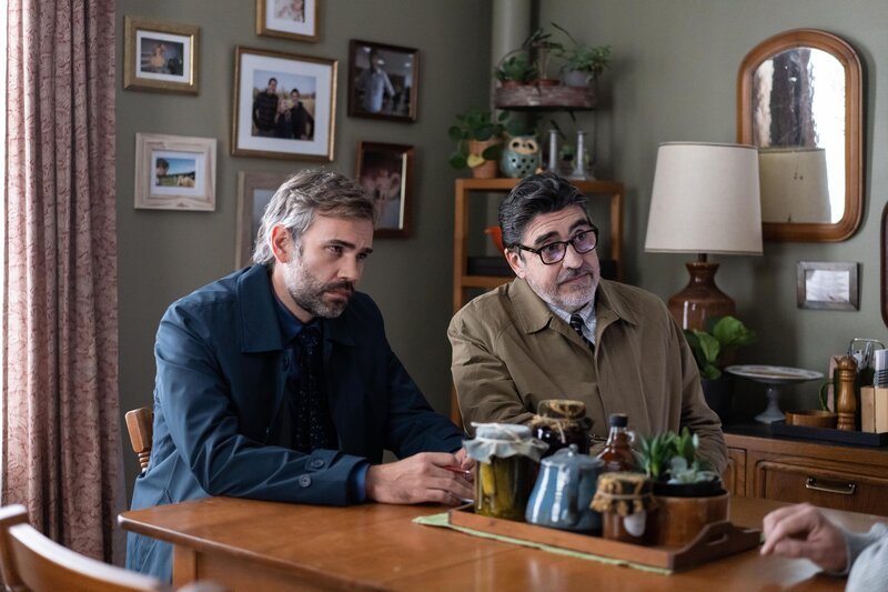 Jean-Guy Beauvoir (Rossif Sutherland, l.); Armand Gamache (Alfred Molina, r.) – Bild: LBM THREE PINES LIMITED /​ Laurent Guerin