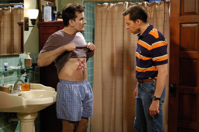 Bekommen es mit der Angst zu tun: Charlie (Charlie Sheen, l.) und Alan (Jon Cryer, r.) … – Bild: TVN /​ Warner Bros