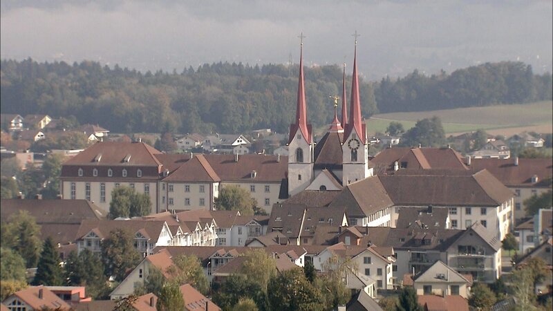 Doppeltürme – Klosterkirche von Muri, Aargau Schweiz, hier wurden nach Habsburger Tradition die Herzen des letzten Kaiserpaares Karl I. und Zita begraben. – Bild: ORF/​Landesstudio Vorarlberg /​ ZDF