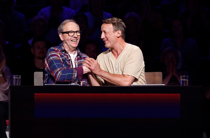 Rateteam-Kapitän Wotan Wilke Möhring (r.) mit Schauspieler, Komiker und Musiker Olli Dittrich (l.). – Bild: ARD/​NDR/​Morris Mac Matzen