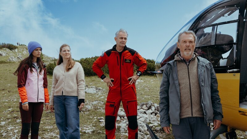 Es ist Zeit für die Wahrheit: Gegenüber Maren (Svenja Wasser, 2. v. l.) und Leni Prädel (Lola Linnéa Padotzke, l.) sowie Pilot Michael Dörfler (Robert Lohr, 2. v. r.) erleichtert Wolfgang Hoffmann (Hansi Kraus, r.) sein Gewissen. – Bild: Sabine Finger Fotografie /​ ZDF