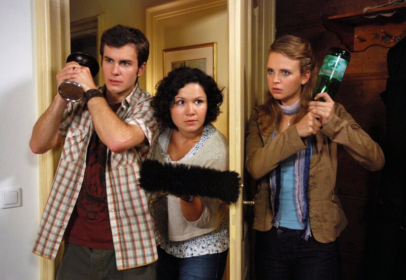 10 Uhr im Ersten. Marie (Annabelle Leip, r.) befürchtet Einbrecher in ihrem Elternhaus – auch Emma (Ivanka Brekalo, M.) und Ben (Johannes Hauer, l.) bewaffnen sich, weil sie komische Geräusche hören … – Bild: ARD/​Jo Bischoff