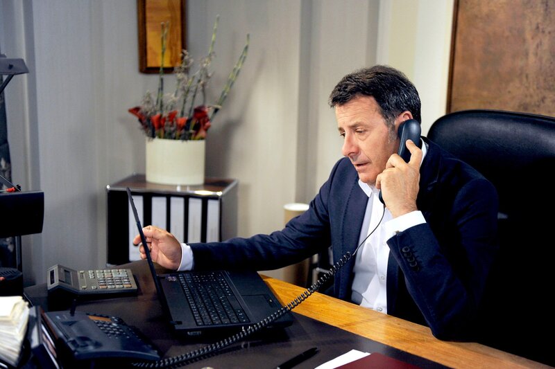 Gunter (Hermann Toelcke) ist schockiert, als die Polizei einen Ohrring im Hanebütteler See findet, der Benita zu gehören scheint. – Bild: ARD/​Nicole Manthey