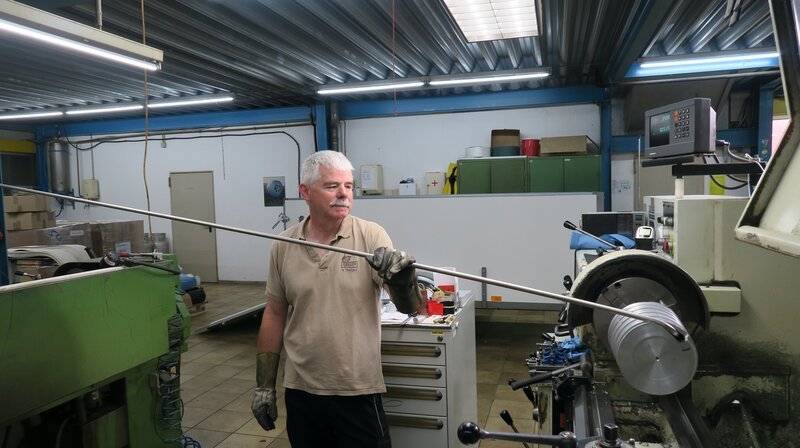 Hermann Thielges biegt das erste Stahlrohr für die Brennerspirale. Ein wichtiges Bauteil für den 4000 PS Brenner, der den Ballon in die Höhe bringen soll. – Bild: SWR/​Daniel Richter