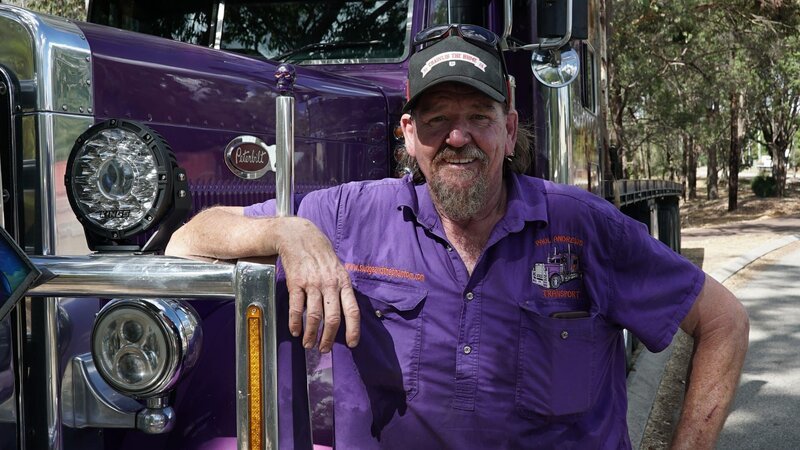 Paul ‚Sludge‘ Andrews with his truck ‚The Phantom‘ – Bild: prospero / Prospero Productions Paul ‚Sludge‘ Andrews with his truck ‚The Phantom‘ – Bild: prospero / Prospero Productions