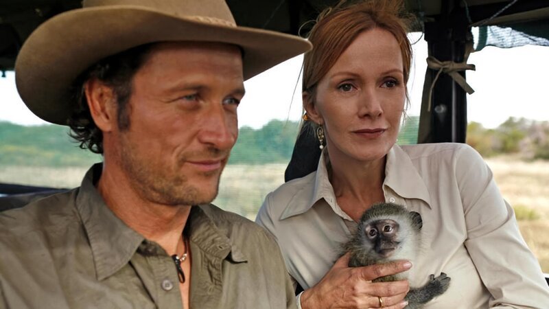 ARD Degeto STÜRME IN AFRIKA, am Samstag (18.08.18) um 13:00 Uhr im ERSTEN. Eva (Katja Flint) macht die Bekanntschaft des unfreundlichen Rangers Alex (Markus Knüfken). | ©ARD Degeto/​Boris Guderjahn – Bild: ARD Degeto/​Boris Guderjahn