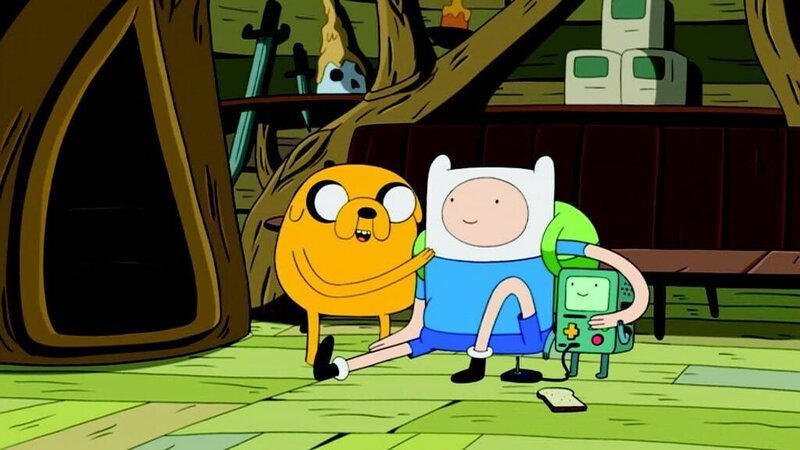 L-R: Jake (John DiMaggio), Finn (Jeremy Shada), BMO (Niki Yang) – Bild: Turner / TM & CARTOON NETWORK. A TIME WARNER COMPANY L-R: Jake (John DiMaggio), Finn (Jeremy Shada), BMO (Niki Yang) – Bild: Turner / TM & CARTOON NETWORK. A TIME WARNER COMPANY