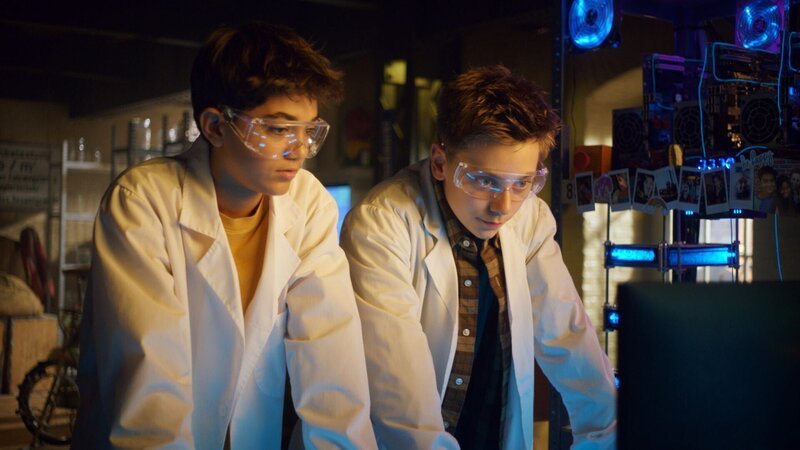 Hakim (Mads Albatross) und Moritz (Jan Friedrichsen) testen das Eiweißpulver im HQ-Labor. – Bild: NDR/​Boris Laewen