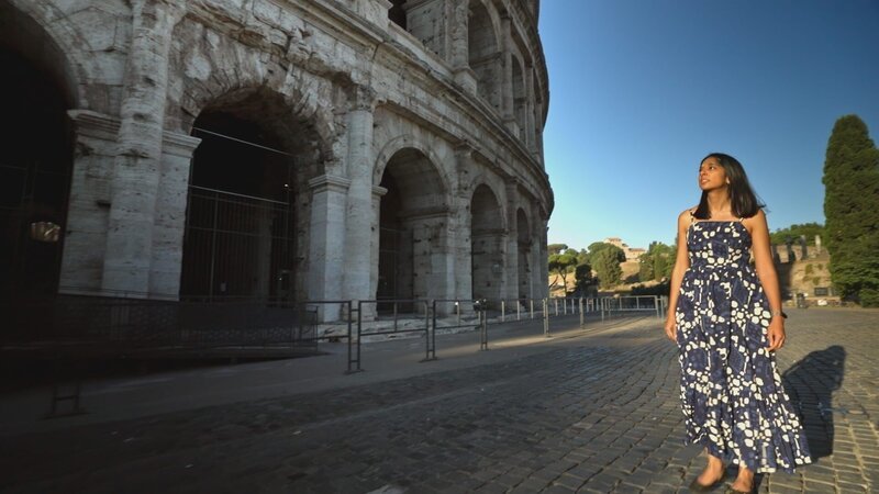 Die Althistorikerin Shushma Malik geht vor dem Kolosseum spazieren, dem größten Amphitheater, das im antiken Rom je gebaut wurde. – Bild: National Geographic