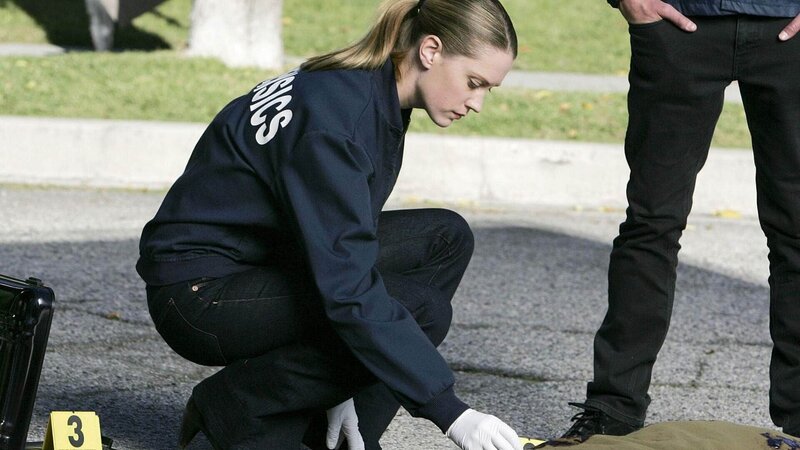 Riley Adams (Lauren Lee Smith) untersucht die Leiche eines Mannes, der einer blutigen Schießerei in einem Wohnviertel zum Opfer gefallen ist. – Bild: MG RTL D /​ CBS