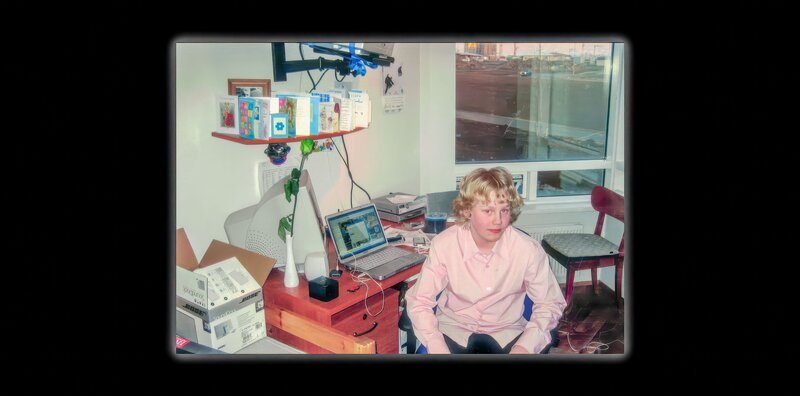 Als Kind hackte Siggi sich angeblich in den Computer seiner Schule. – Bild: ZDF und Pipeline Production Als Kind hackte Siggi sich angeblich in den Computer seiner Schule. – Bild: ZDF und Pipeline Production