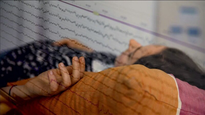 Die Dokumentation von Karoline Thaler zeigt neue Erkenntnisse der Neurobiologie und geht tiefenpsychologischen Deutungen ebenso nach wie alten religiösen Traditionen, die Träume als Tor zur Sphäre des Göttlichen auffassen. – Bild: ORF/​Clever Contents