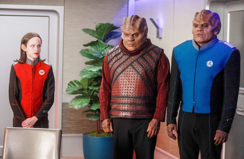 (v.l.n.r.) Lieutenant Alara Kitan (Halston Sage); Klyden (Chad L. Coleman); Lieutenant Commander Bortus (Peter Macon) – Bild: ORF/​PRO7/​Fox/​Michael Becker