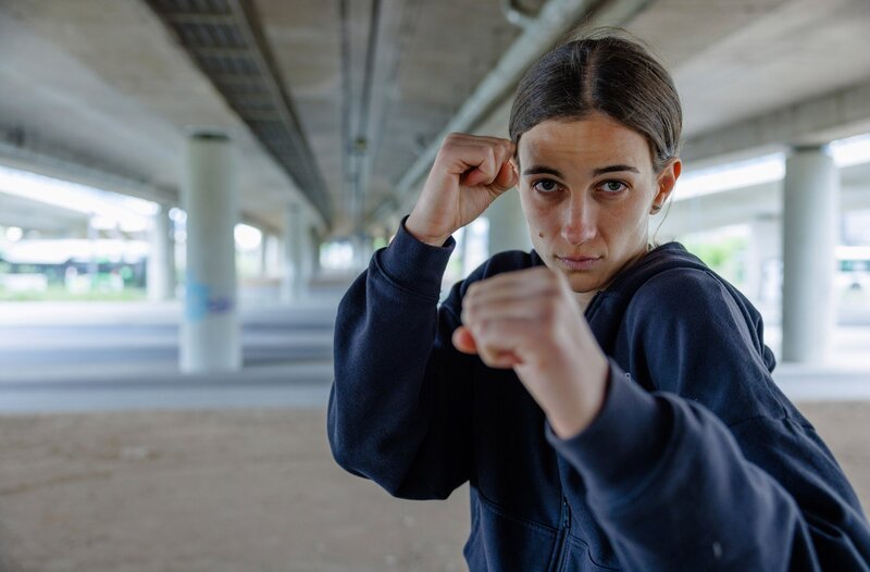 Pia aus Offenbach gibt Selbstverteidigungskurse und möchte sich nun deutschlandweit mit Gleichgesinnten vernetzen, um eine starke Bewegung des ‚Female Empowerments‘ aufzubauen. – Bild: HR/​Mona Goos