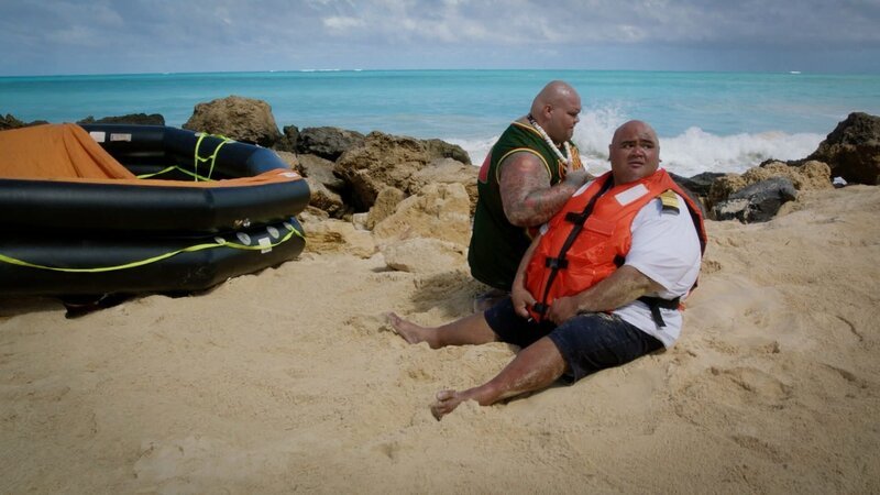Kämpfen nach einem selbst verschuldeten Schiffbruch ums Überleben: Max Kamekona (Taylor Wily, r.) und Flippa (Shawn Mokuahi Garnett, l.) … – Bild: PLURIMEDIA (CBS Broadcasting Inc.)