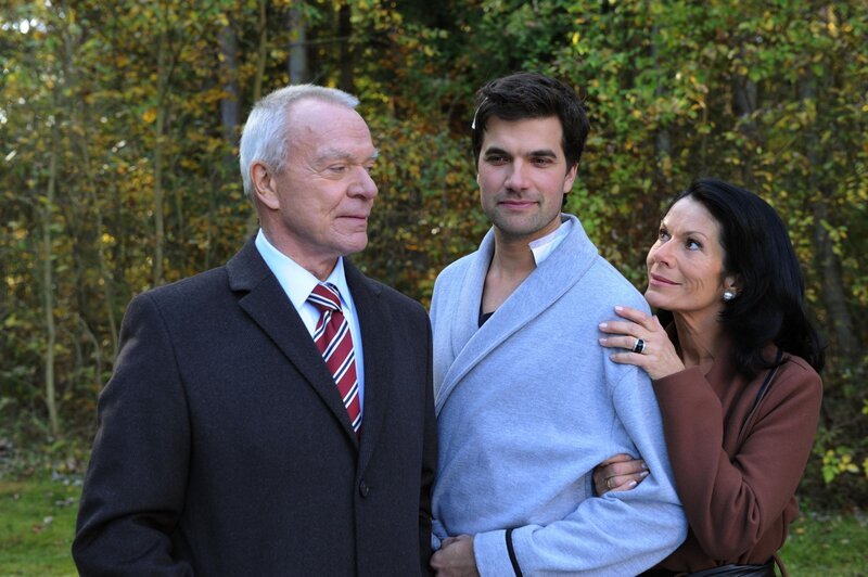 (v.l.n.r.) Werner (Dirk Galuba); Konstantin (Moritz Tittel); Doris (Simone Ritscher) – Bild: Ann Paur