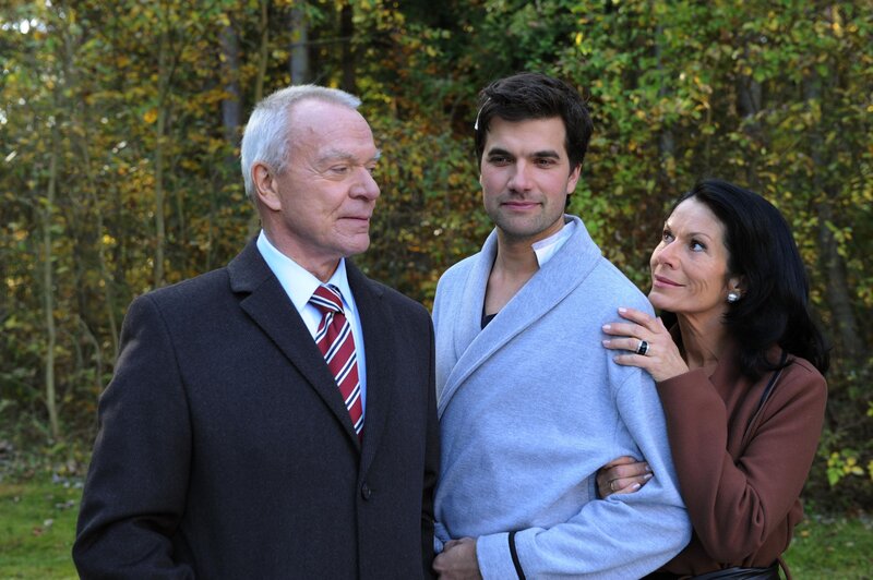 (v.l.n.r.) Werner (Dirk Galuba); Konstantin (Moritz Tittel); Doris (Simone Ritscher) – Bild: Ann Paur