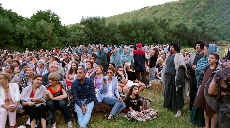 Besucher und Sänger beim Opernfestival in Butuceni – Bild: ZDF und MDR/​Detlev Konnerth