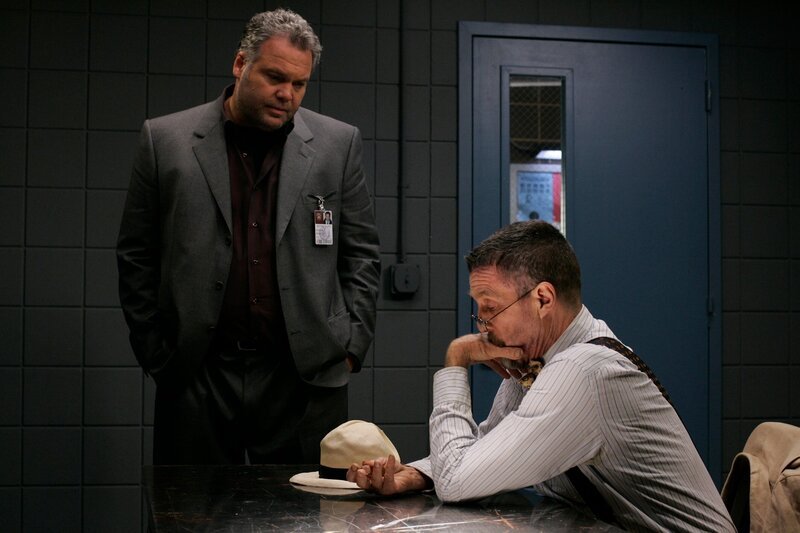 „Frame“ Episode 7021 -- Pictured: (l-r) Vincent D’onofrio as Detective Robert Goren, John Glover as Declan Gage -- USA Network Photo: Will Hart – Bild: USA Network /​ UNIVERSAL CHANNEL