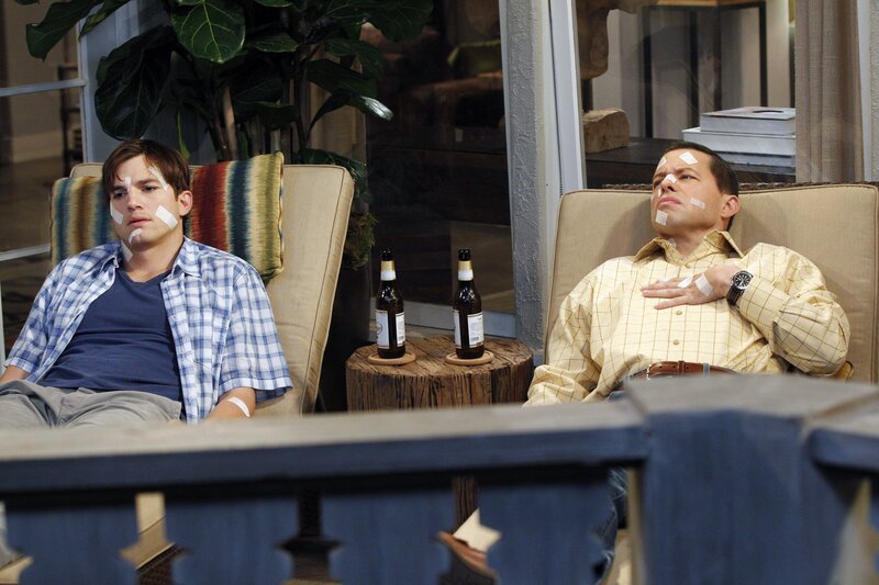 Nachdem Walden (Ashton Kutcher, l.) sich wieder von Rose getrennt hat, muss nicht nur er, sondern auch Alan (Jon Cryer, r.) ihre Rache spüren … – Bild: OTTC