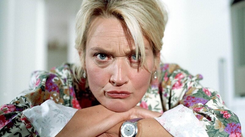 Rita (Gaby Köster) ist sauer! Sie hat dem kranken Markus ein Video versprochen, das Schumann ihr einfach vor der Nase weggeschnappt hat. – Bild: MG RTL D