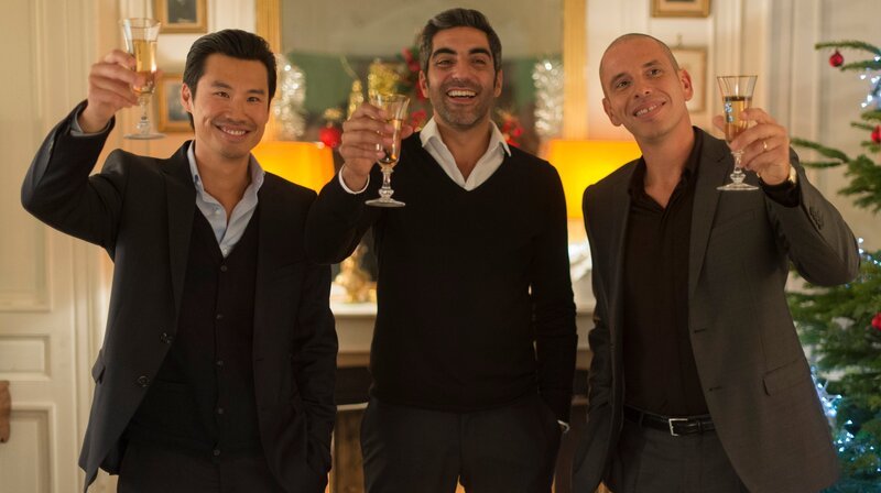 Die drei Schwiegersöhne (v. l. n. r.) von Monsieur Claude in seltener Harmonie: Chao (Frédéric Chau), David (Ary Abittan) und Rachid (Medi Sadoun). – Bild: ARD Degeto/​Neue Visionen Filmverleih GmbH