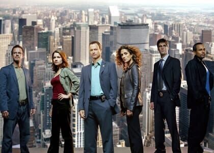 Das CSI-New-York-Team (v.l.): Aiden (Vanessa Ferlito), Messer (Carmine Giovinazzo), Dr. Hawkes (Hill Harper) und Det. Flack (Eddie Cahill). Kniend: Det. Taylor (Gary Sinise) und Bonasera (Melina Kanakaredes). – Bild: VOX