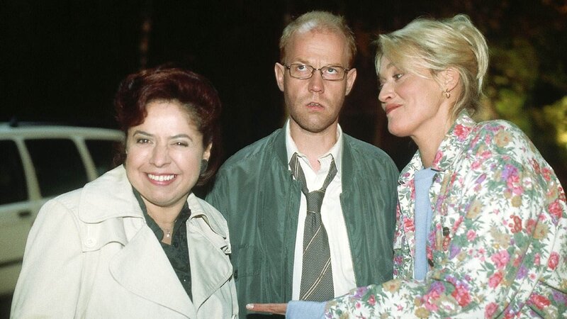 Rita (Gaby Köster, r.) hat mal wieder die zündende Idee: Gisi (Franziska Traub) soll den Wärter vom Tierheim ablenken, damit Schumann (Lutz Herkenrath) mit ihr über den Zaun steigen kann, um seinen Hund zu holen. – Bild: MG RTL D