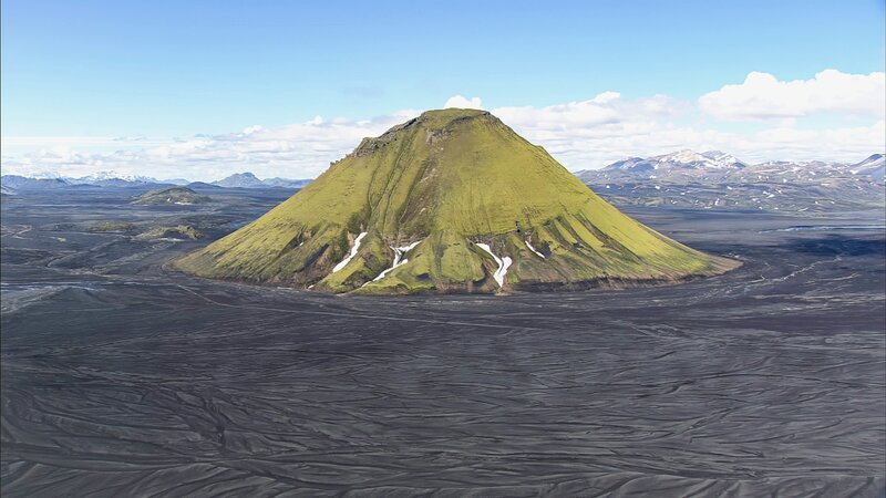 Der Vulkan Mælifell im Süden Islands: Mit einer Höhe von fast 200 Metern ist er eines der Wahrzeichen der Insel. – Bild: Skyworks /​ ZDF