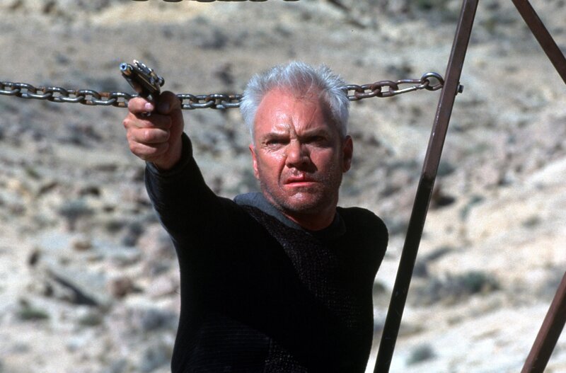 Um wieder in den Nexus zu gelangen, schreckt Dr. Soran (Malcolm McDowall) vor nichts zurück&nbsp;… – Bild: PARAMOUNT PICTURES CORPORATION