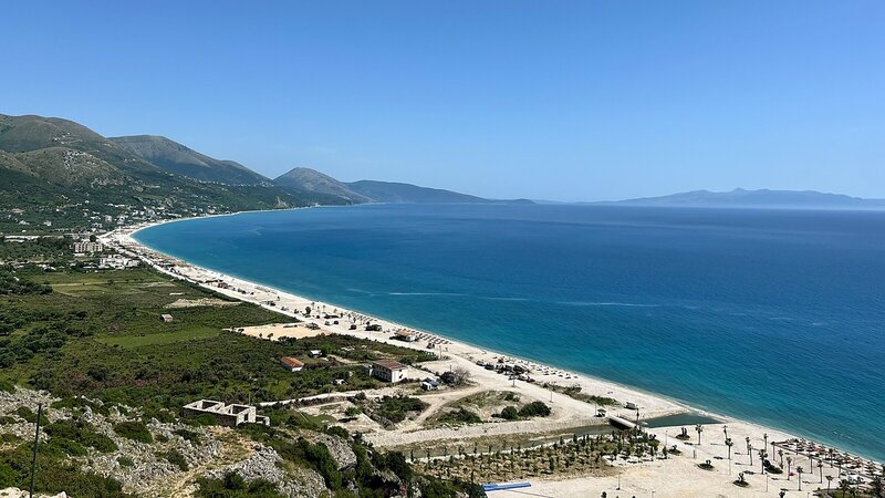 Ausblick auf den Strand von Borsh. – Bild: 3sat