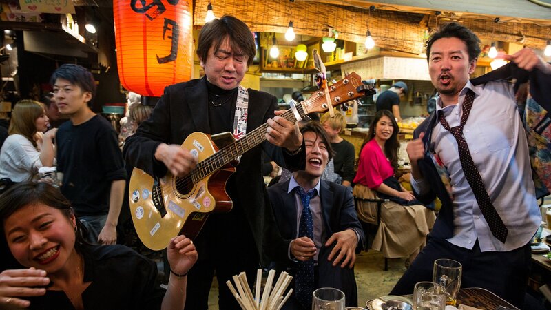 Ausgelassene Geschäftsleute in einer Ess-Gasse in Tokio, in Yurakucho. – Bild: ZDF und SRF/​Patrick Rohr
