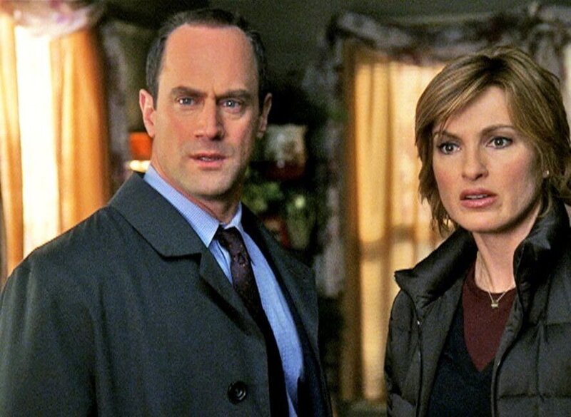 Elliot Stabler (Christopher Meloni) und Olivia Benson (Mariska Hargitay) finden heraus, dass die 15-Jährige Tote als Prostituierte gearbeitet hat. – Bild: TVNOW /​ CBS