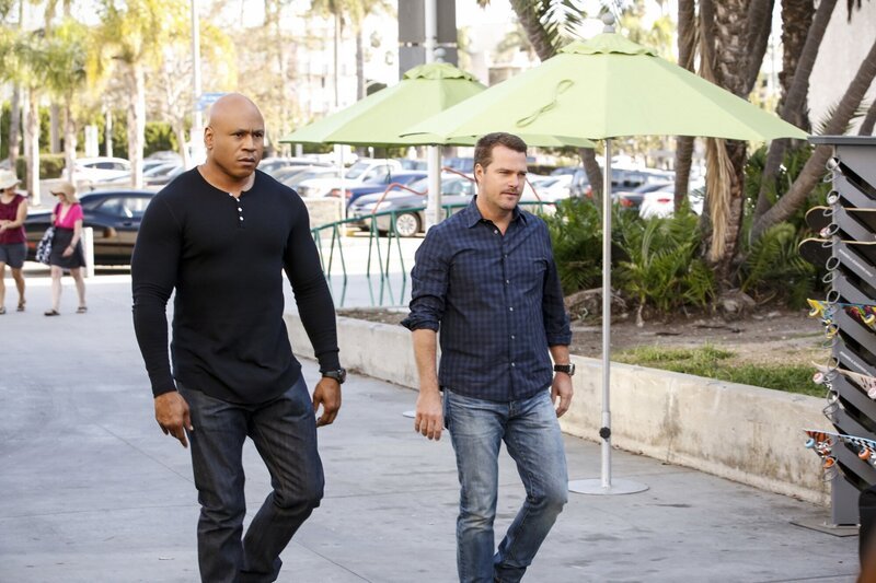 Als die Leiche von NSA-Analyst Ted Larson in einem Hai gefunden wird, müssen Callen (Chris O’Donnell, r.) und Sam (LL Cool J, l.) ermitteln … – Bild: PLURIMEDIA (CBS Broadcasting Inc.)