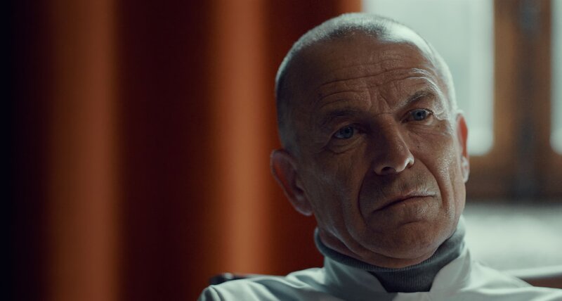 Warum will der Psychologe Dr. Viktor Møller (Raymond Thiry) niemanden in die Nähe seines Patienten Daan lassen? – Bild: Gerd Schelfhout /​ ZDF