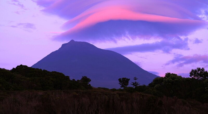 Abendstimmung mit Linsenwolken (Altocumulus lenticularis) über dem Ponta do Pico (2.351m). – Bild: ZDF und ORF/​Erich Pröll Film.