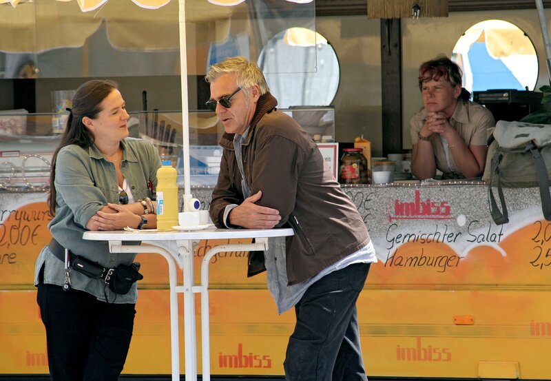 Henry (Michael Greiling, r.) flirtet mit einer Fernfahrerin (Anne Kathrin Gummich, l.). – Bild: ARD/​Peter B. Kossok