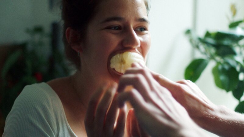 Sex – Tote Hose – Sex- Hvem Kysser Bedst? Cathrine (Asta Kamma August) ist lebenshungrig. – Bild: ARD Degeto /​ Reinvent Studios Int.