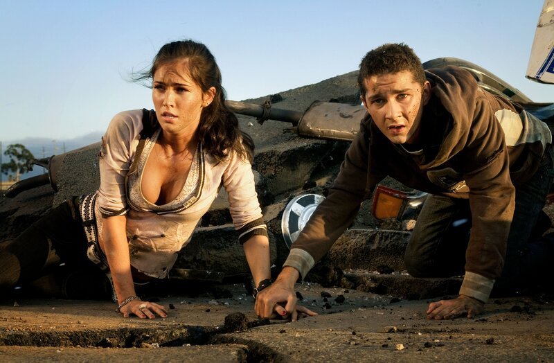 L-R: Mikaela (Megan Fox) und Sams (Shia LaBeouf) – Bild: CH Media / Paramount Pictures / Stephen Vaughan L-R: Mikaela (Megan Fox) und Sams (Shia LaBeouf) – Bild: CH Media / Paramount Pictures / Stephen Vaughan