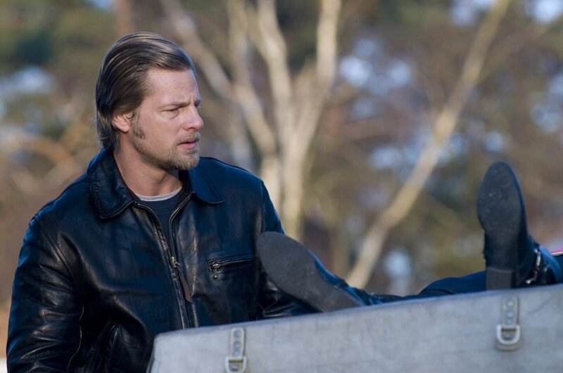 Gesa Jansen, Kundenbetreuerin in einer Seitensprung-Agentur, wurde aus einem Bürofenster gestoßen. Die Polizei mutmaßt, dass sie Ärger mit einem unzufriedenen Kunden hatte. Mick Brisgau (Henning Baum) untersucht den Fundort der Leiche … – Bild: Martin Rottenkolber