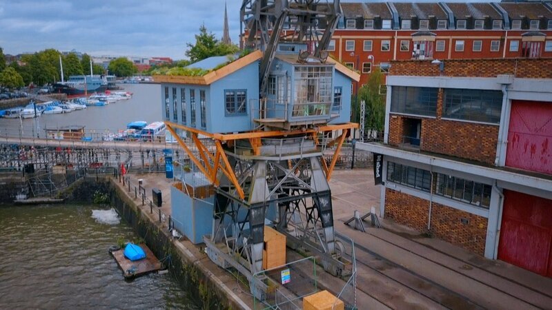 Ein bewohnbarer Kran in Bristol. – Bild: RTL /​ PLUM PICTURES LIMITED /​ Das Spielzeug-Baumhaus in Lebensgröße