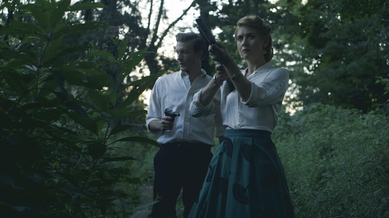 Billy and Ann Woodwad hunt for the prowler. – Bild: Discovery Communications /​ Discovery Networks