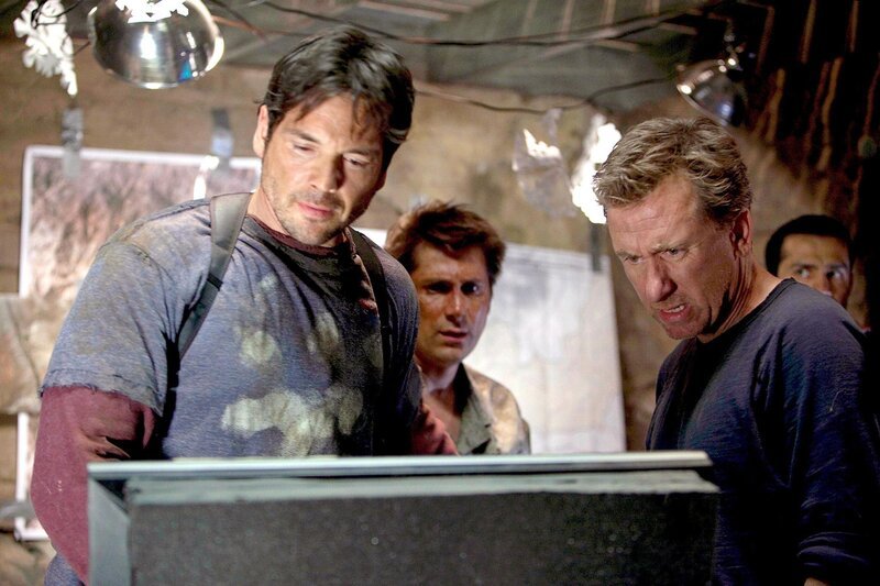 Wo können sich die entführten Soldaten aufhalten? Parks (Jason Gedrick l.), Franko (Michael Goorjian) und Dr. Lightman (Tim Roth r.) versuchen mit allen Mitteln, die Soldaten zu befreien. – Bild: RTL Crime