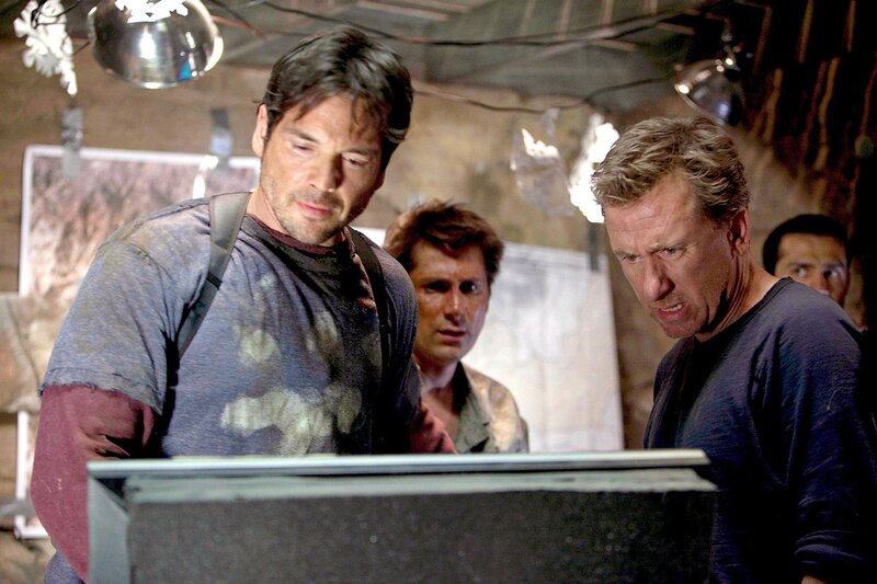 Wo können sich die entführten Soldaten aufhalten? Parks (Jason Gedrick l.), Franko (Michael Goorjian) und Dr. Lightman (Tim Roth r.) versuchen mit allen Mitteln, die Soldaten zu befreien. – Bild: RTL Crime