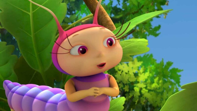 Die Raupe Ulla in ihrem Lieblingsbaum. – Bild: Studio 100 Animation