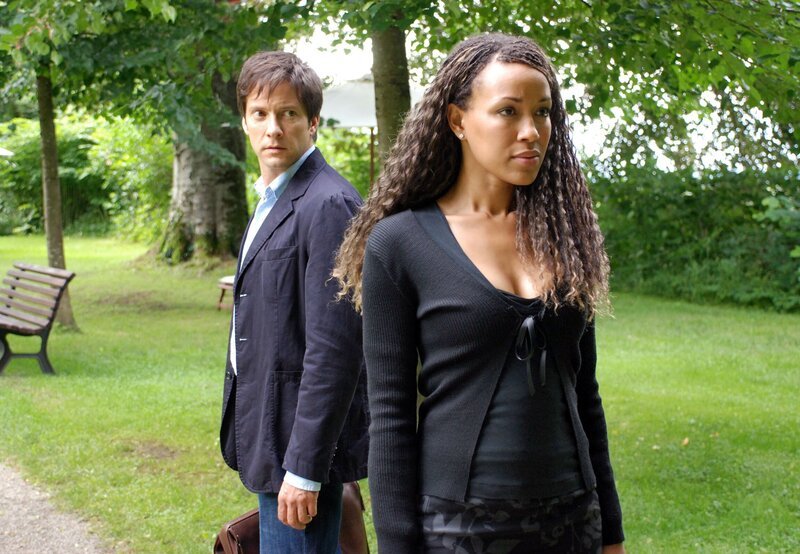 10 Uhr im Ersten. Trotz ihres leidenschaftlichen Kusses mit Gregor (Christof Arnold, l.), redet sich Samia (Dominique Siassia, r.) ein, Simon zu lieben. – Bild: ARD/Jo Bischoff 10 Uhr im Ersten. Trotz ihres leidenschaftlichen Kusses mit Gregor (Christof Arnold, l.), redet sich Samia (Dominique Siassia, r.) ein, Simon zu lieben. – Bild: ARD/Jo Bischoff