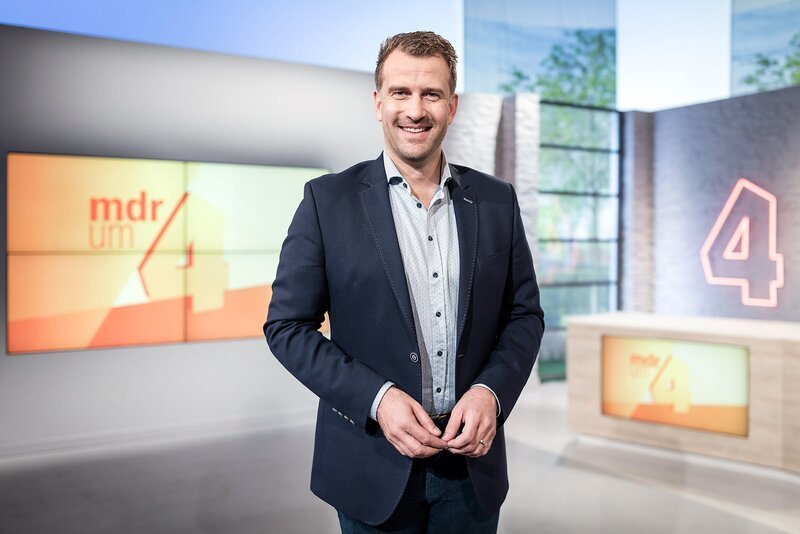 René Kindermann verstärkt „MDR um 4“ Er ist das neue Gesicht von „MDR um 4“: René Kindermann. Der Moderator komplettiert das erfolgreiche Nachmittagsmagazin im MDR FERNSEHEN. – Bild: MDR/​Marco Prosch