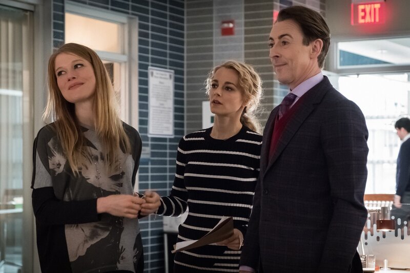 Second and third from the left: Det. Lizzie Needham (Bojana Novakovic), Dr. Dylan Reinhart (Alan Cumming) – Bild: CBS Broadcasting Inc.